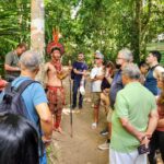 Jovens da aldeia são os guias e contam sobre plantas e o modo de vida Pataxó_Seleucia Fontes