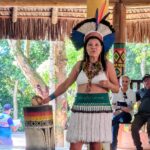 Nitynawã conta aos visitantes como seu povo sobreviveu ao massacre e se reconstruiu com ajuda do turismo
